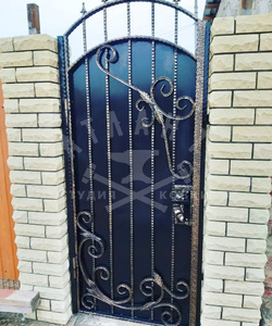 Глухая кованая калитка с пиками ККЛ-359