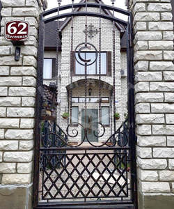 Высокая кованая калитка с литерой ККЛ-485